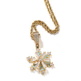 Halskette mit Anhänger in Form einer sich drehenden, eisbedeckten Schneeflocke